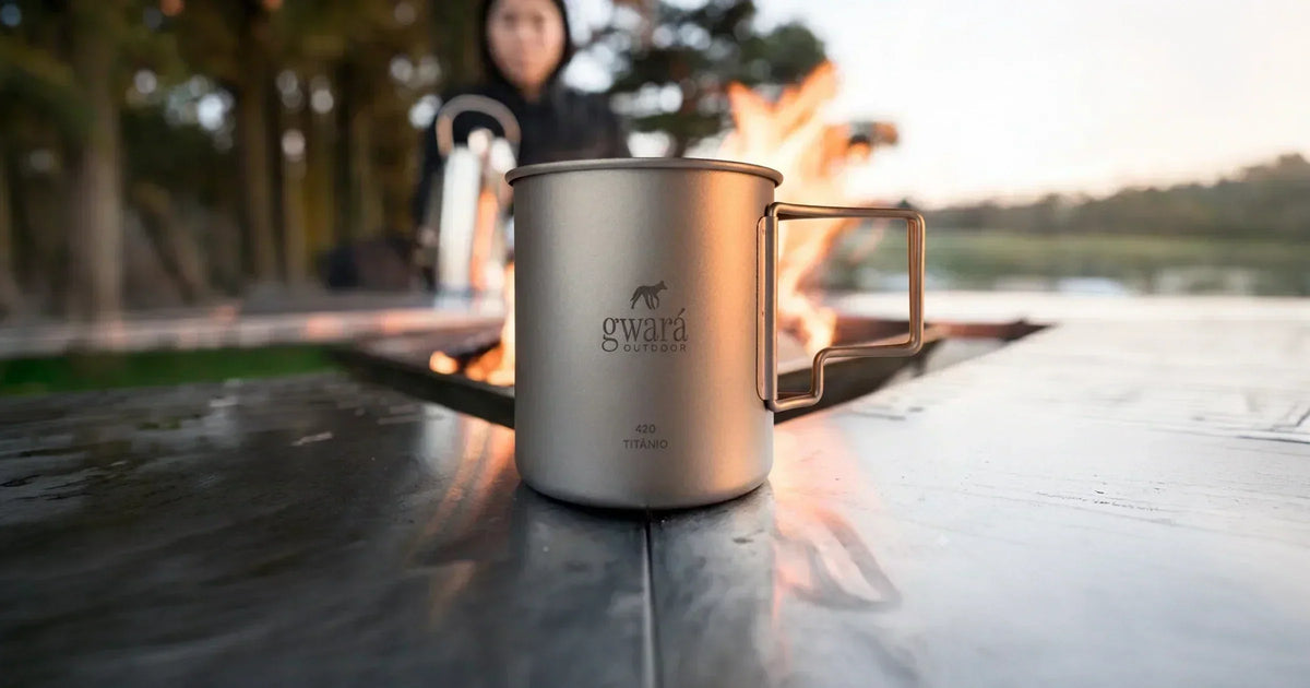 Caneca de Titânio da Gwará em uma mesa em um Camping