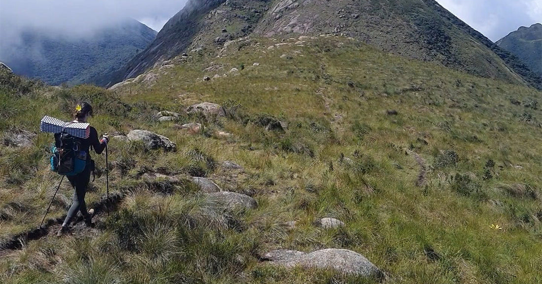 Pessoa praticando trekking ultraleve em uma trilha de montanha no Brasil